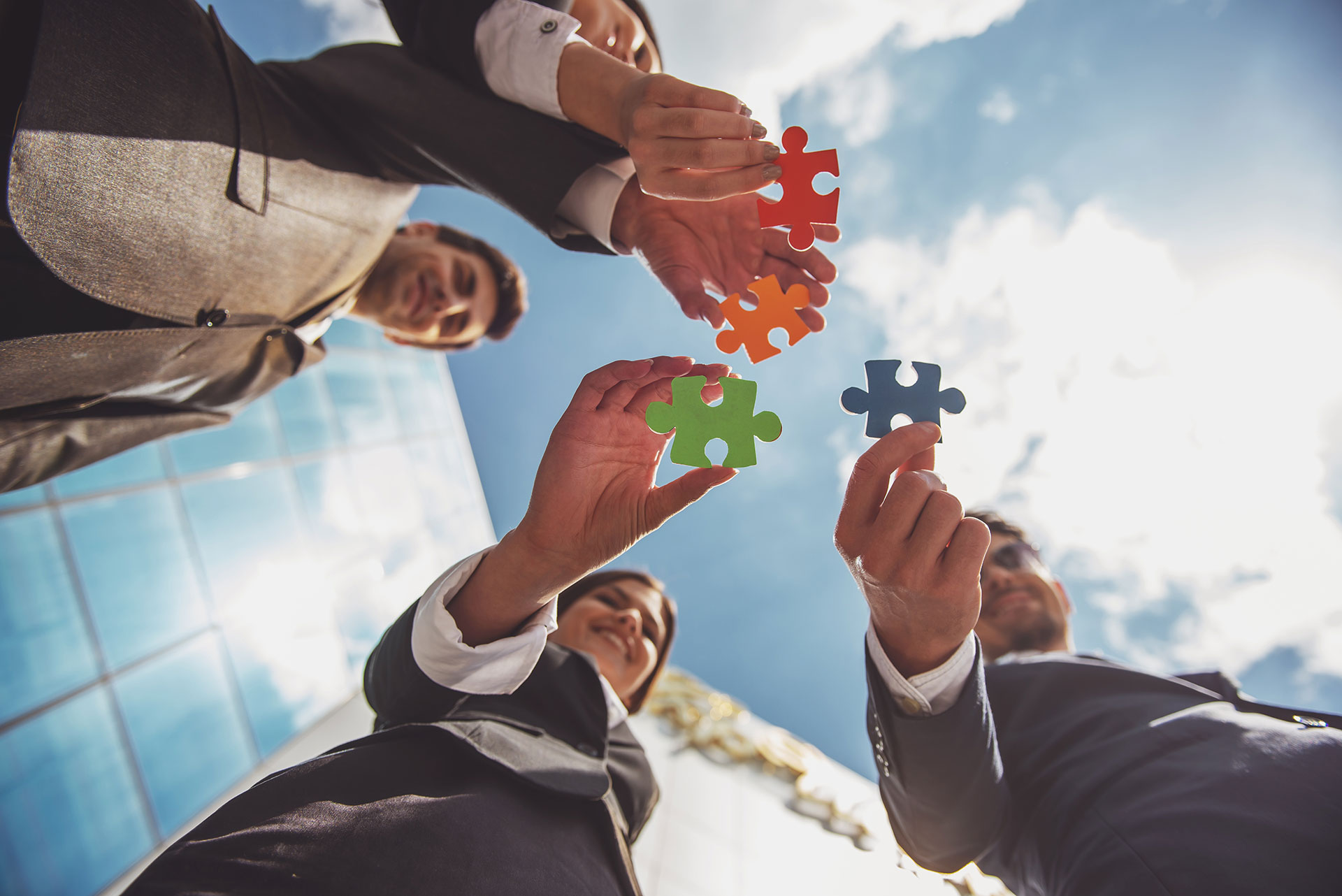 copertina chi siamo persone con pezzo di puzzle in mano